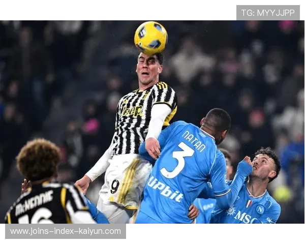 泽林斯基中场抢断后果断远射，皮球划出弧线洞穿克雷莫内塞大门