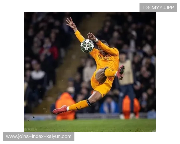 皇马二点球落下，贝林厄姆凌空拔腿得分